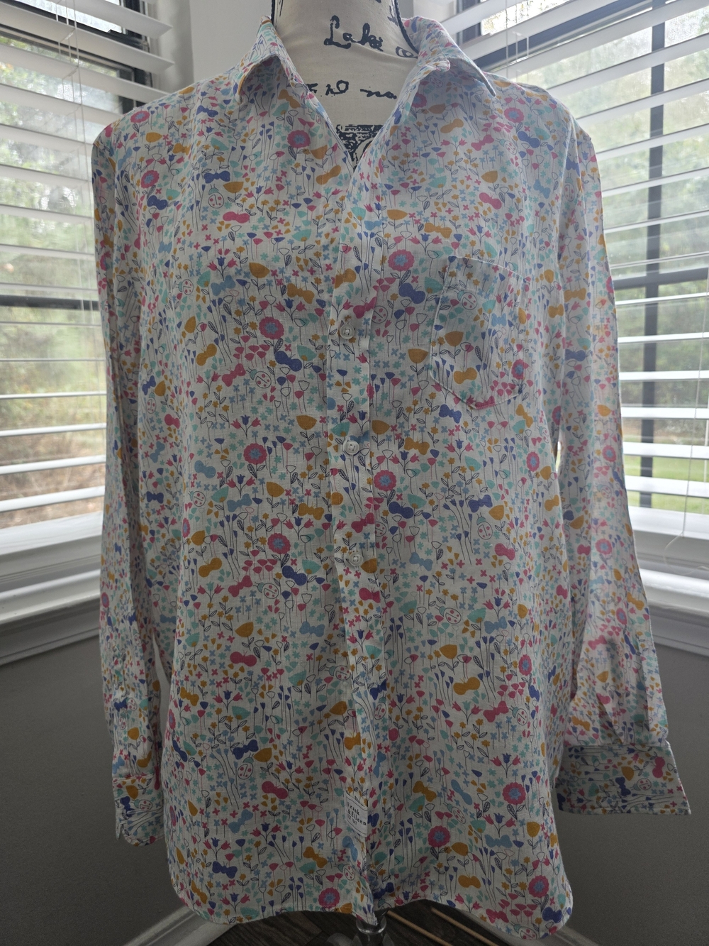 Frank & Eileen Women Light Floral Button-Up Shirt - Multicolor Used.